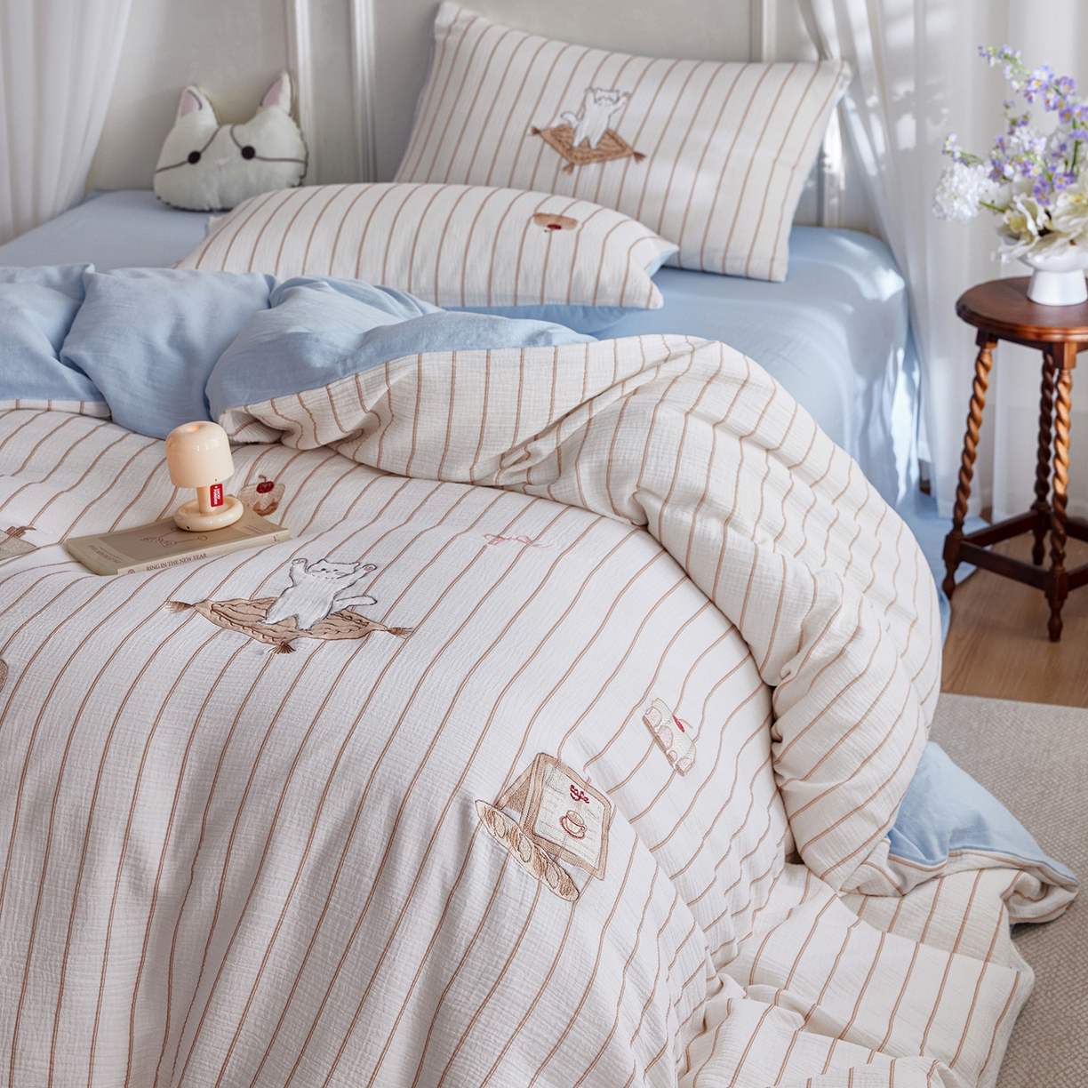 91家纺网 家纺一手货源 找家纺 沐珩家纺 2026新款直播爆款A类母婴级条纹全棉双层皱皱纱纯棉绣花双层纱四件套 奶盐可露丽