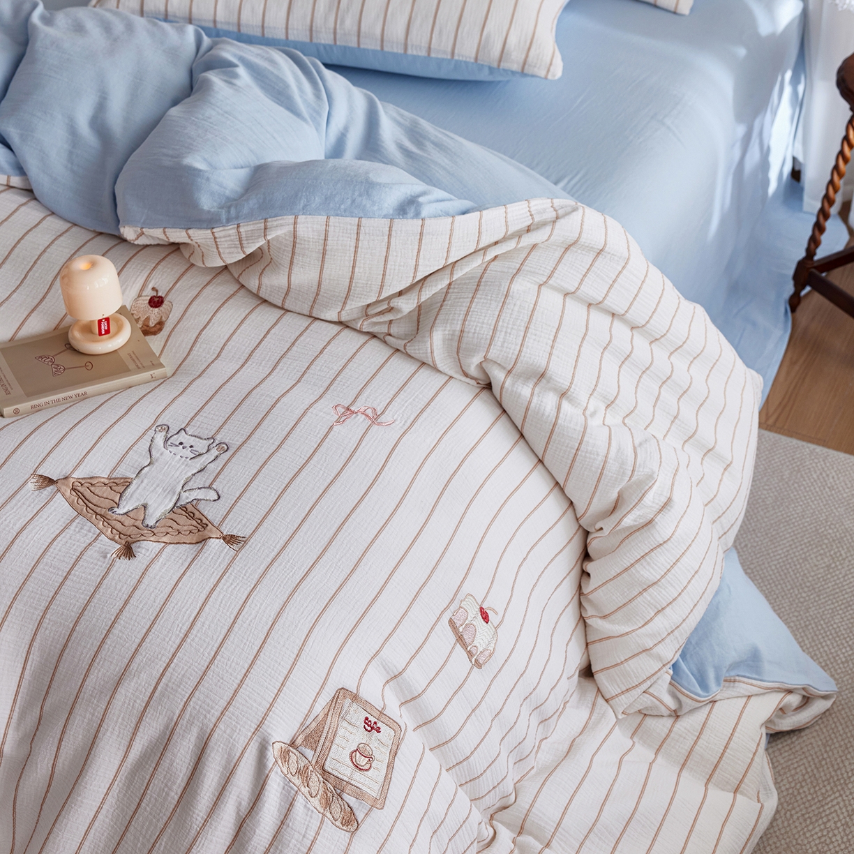 91家纺网 家纺一手货源 找家纺 沐珩家纺 2026新款直播爆款A类母婴级条纹全棉双层皱皱纱纯棉绣花双层纱四件套 奶盐可露丽