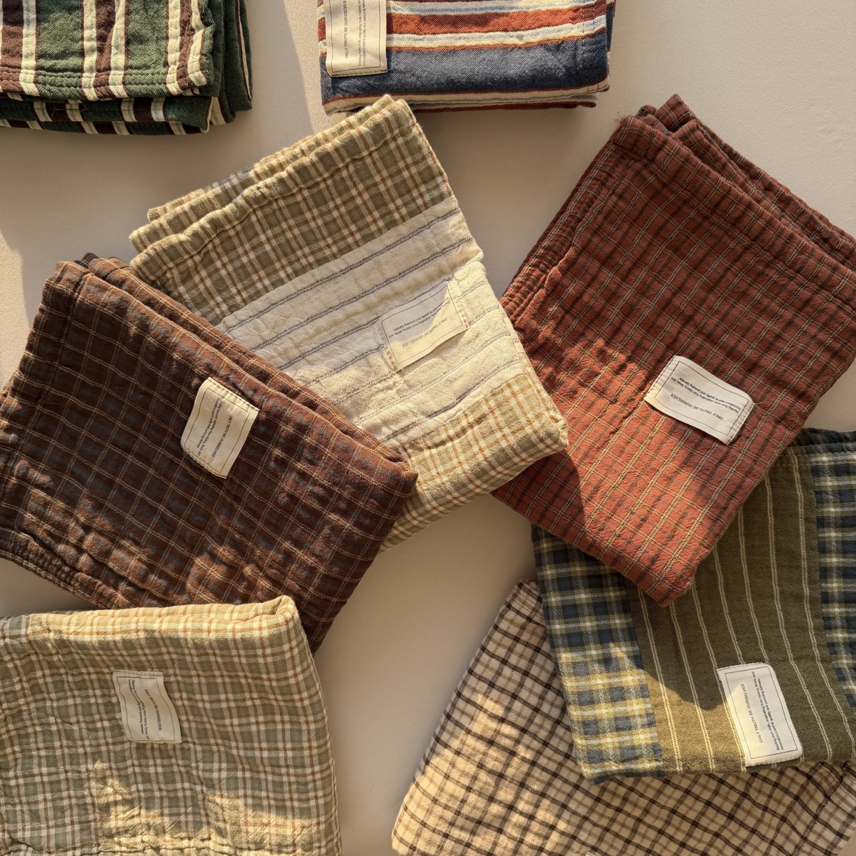 91家纺网 家纺一手货源 找家纺 （总）百寐 2026百分百全棉A类色织枕巾52*75条纹格子美拉德色系纯棉吸汗枕巾风格二