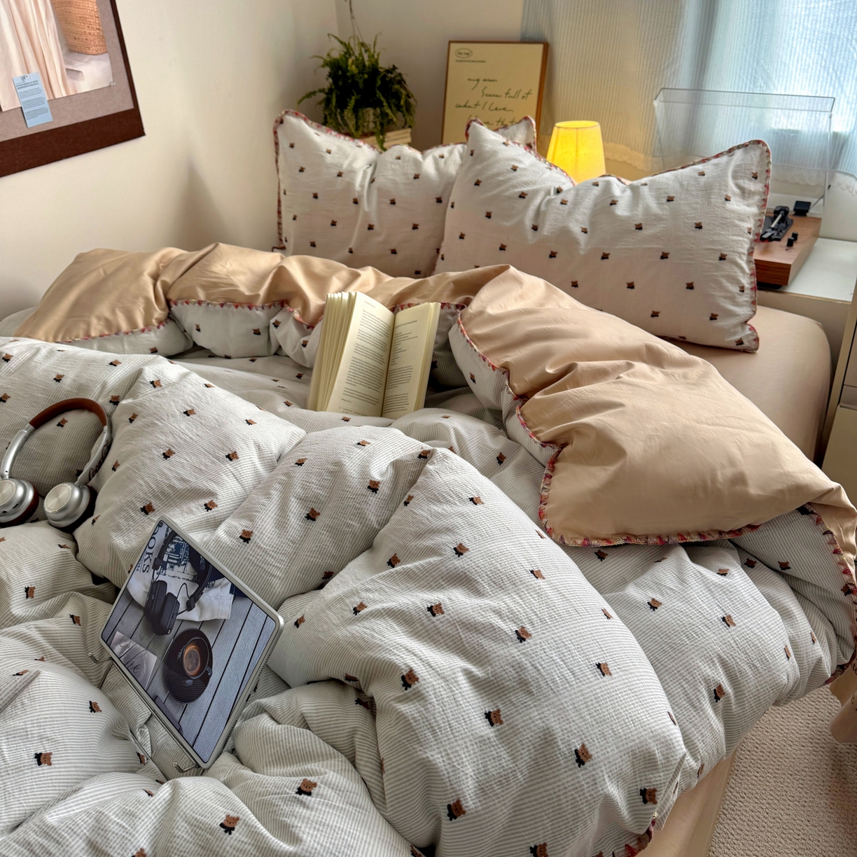 91家纺网 家纺一手货源 找家纺 田野 2026新款全棉水洗提花贝壳边四件套 围巾熊