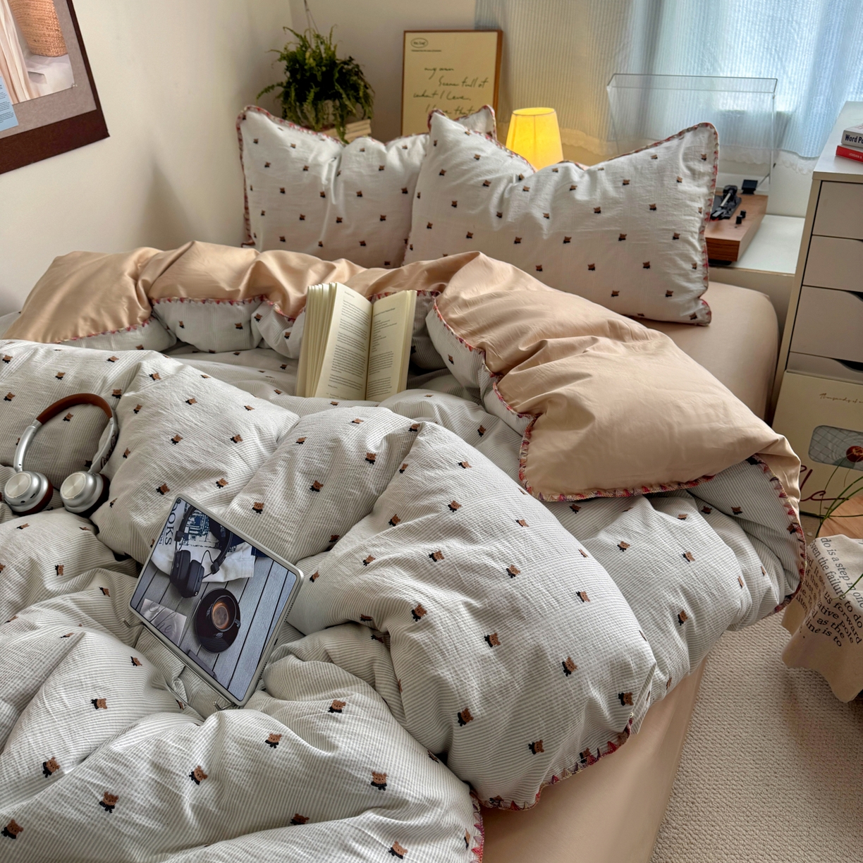 91家纺网 家纺一手货源 找家纺 田野 2026新款全棉水洗提花贝壳边四件套 围巾熊