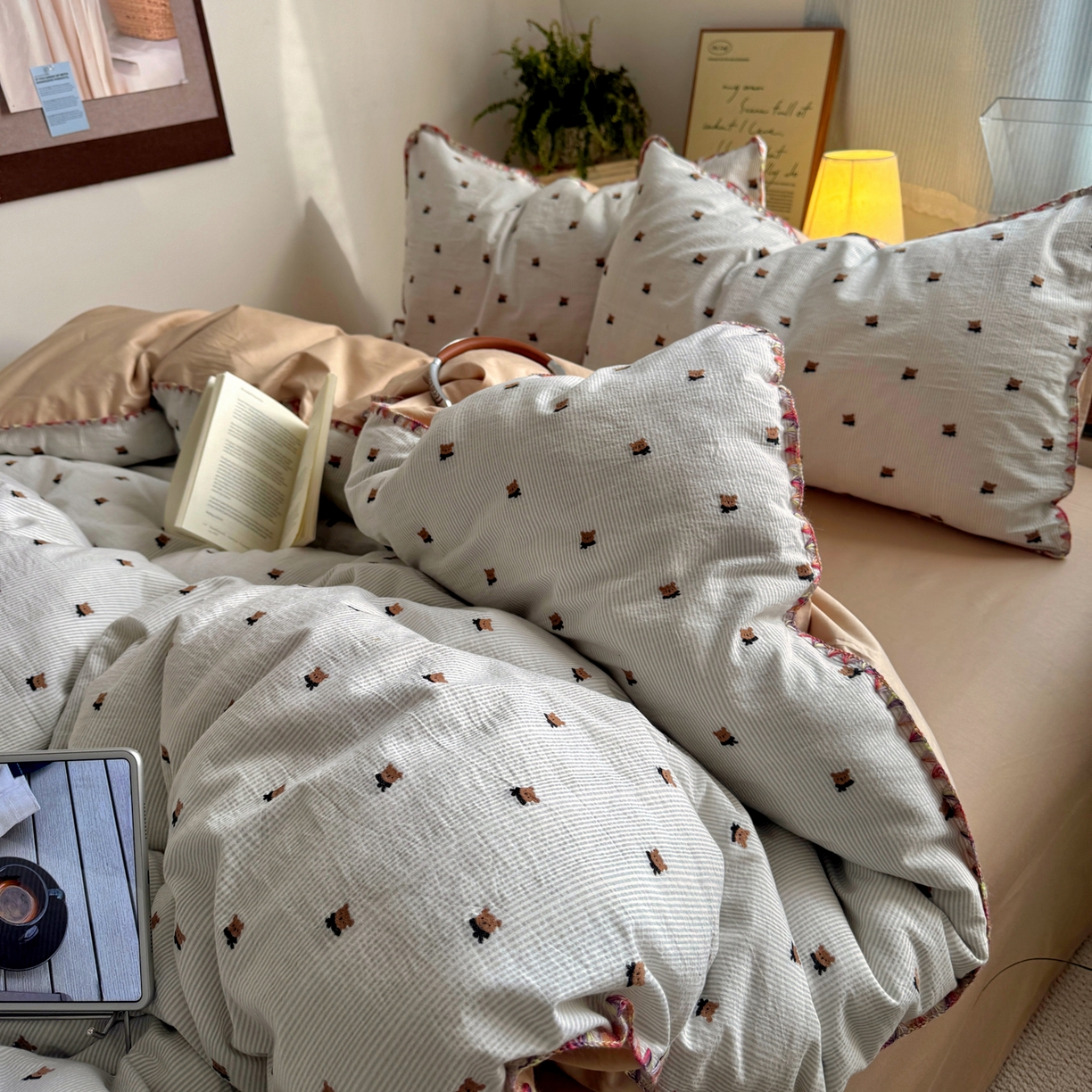 91家纺网 家纺一手货源 找家纺 田野 2026新款全棉水洗提花贝壳边四件套 围巾熊