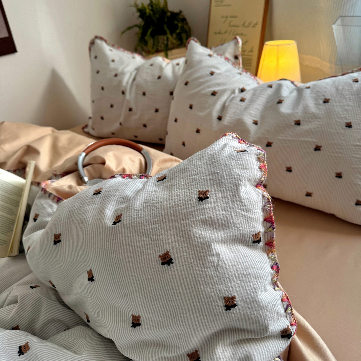 91家纺网 家纺一手货源 找家纺 田野 2026新款全棉水洗提花贝壳边四件套 围巾熊