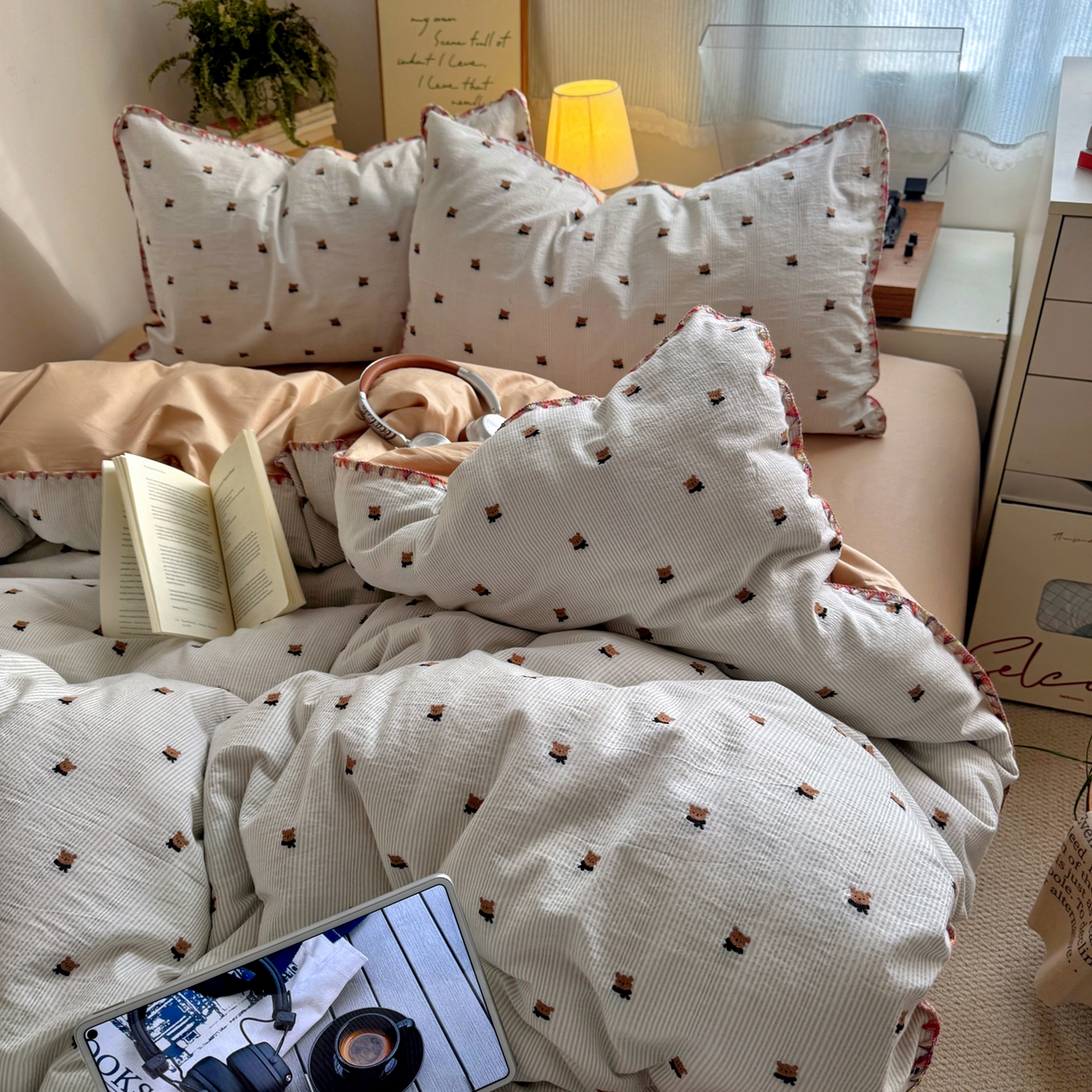 91家纺网 家纺一手货源 找家纺 田野 2026新款全棉水洗提花贝壳边四件套 围巾熊