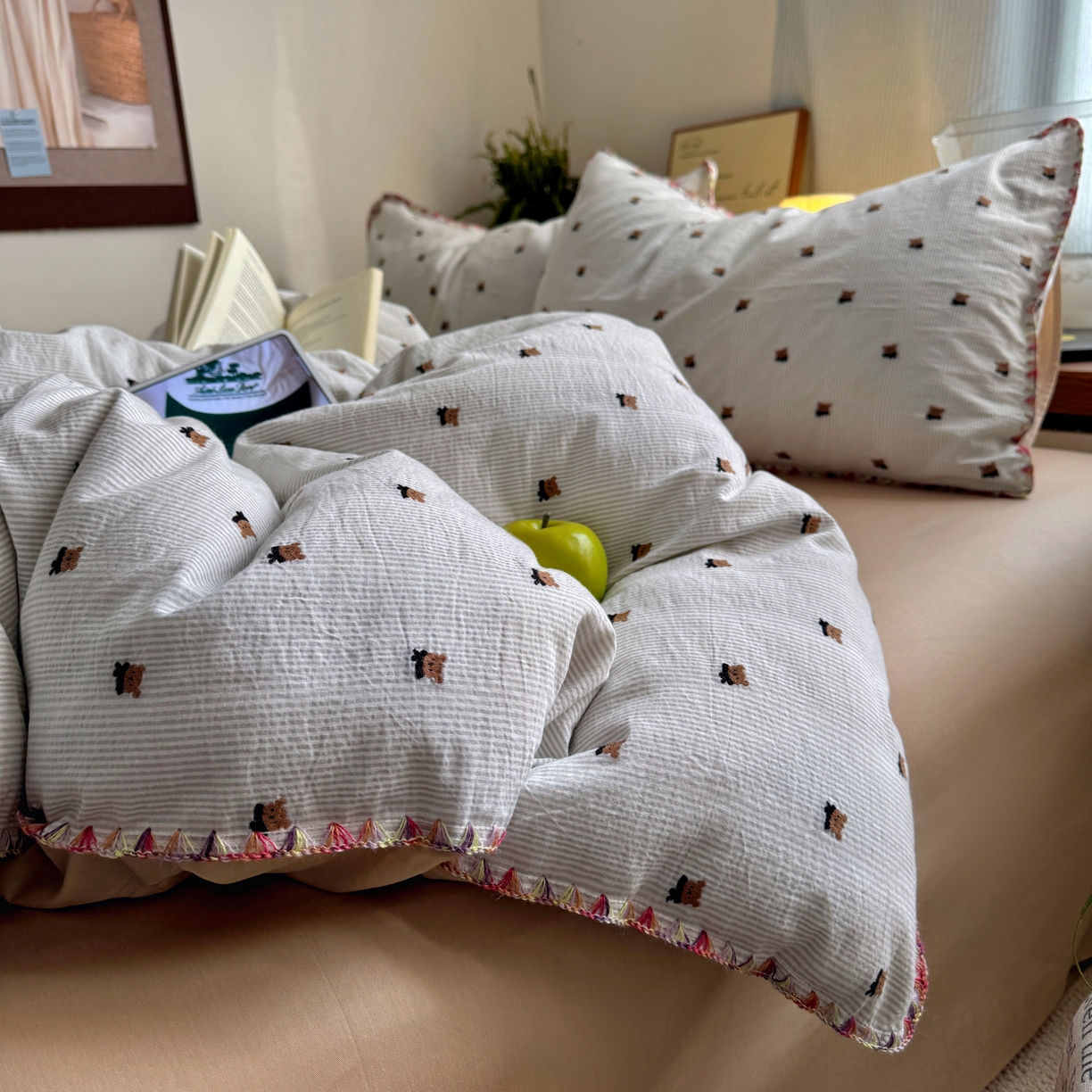 91家纺网 家纺一手货源 找家纺 田野 2026新款全棉水洗提花贝壳边四件套 围巾熊