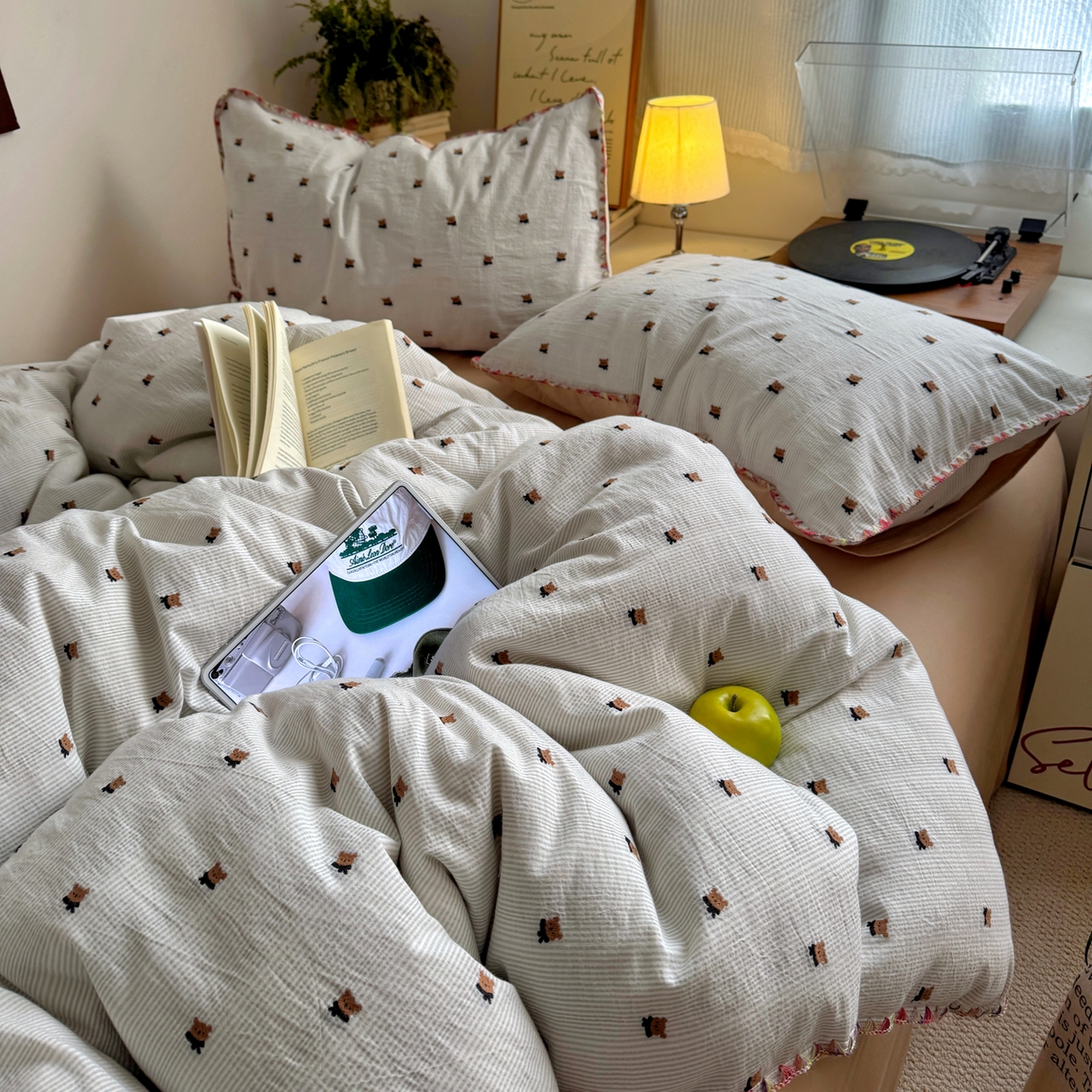 91家纺网 家纺一手货源 找家纺 田野 2026新款全棉水洗提花贝壳边四件套 围巾熊