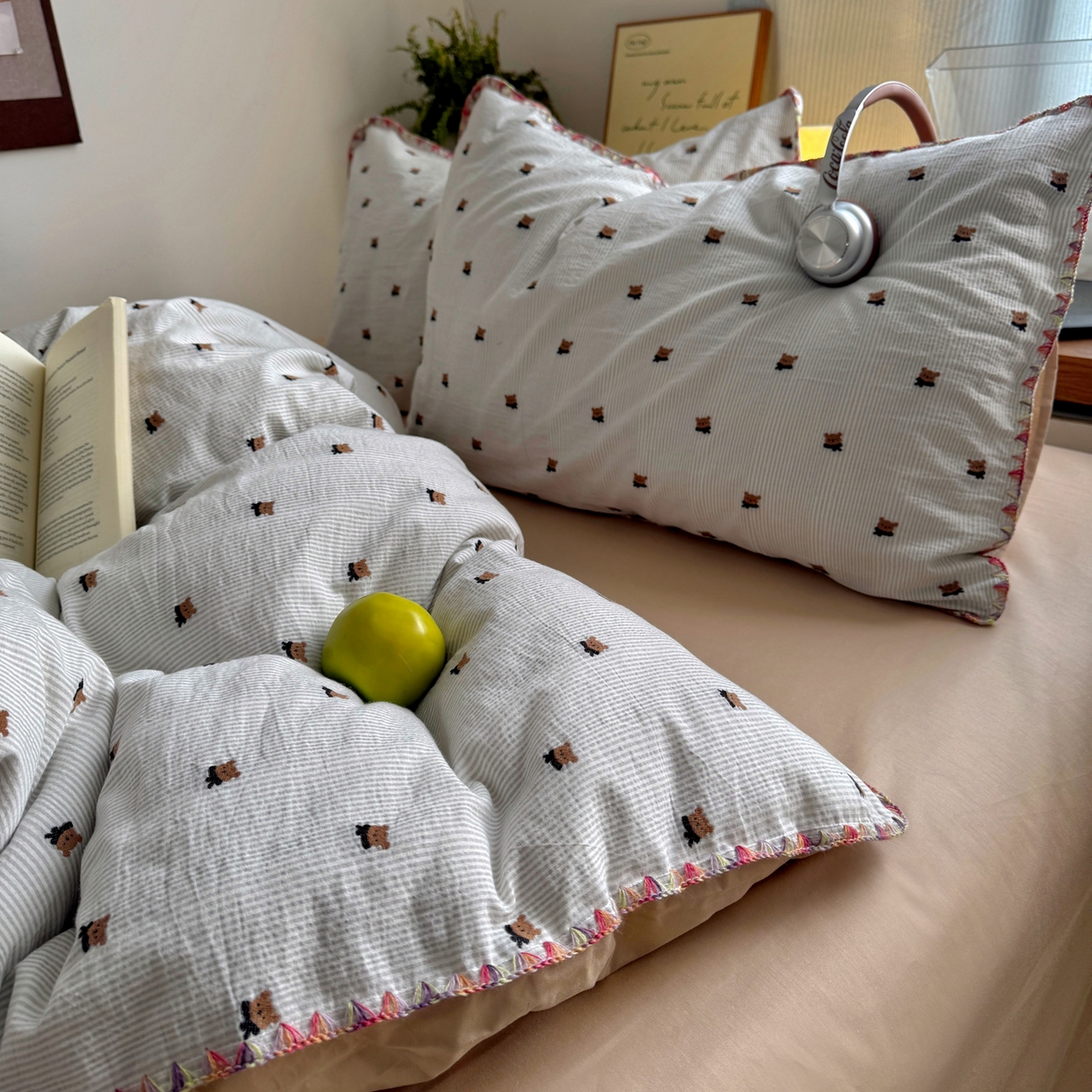 91家纺网 家纺一手货源 找家纺 田野 2026新款全棉水洗提花贝壳边四件套 围巾熊