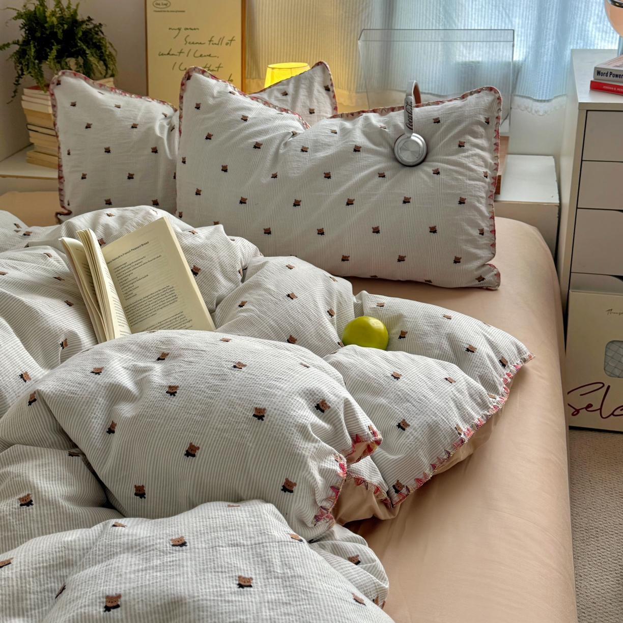 91家纺网 家纺一手货源 找家纺 田野 2026新款全棉水洗提花贝壳边四件套 围巾熊