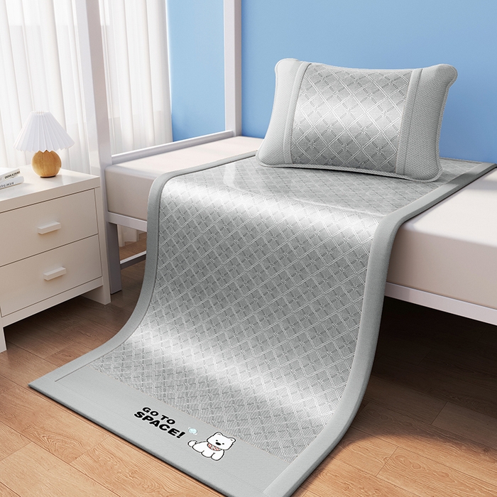 91家纺网 家纺一手货源 找家纺 缦吉 2026新款冰藤复合三明治凉席款-西高地（学生款） 西高地-灰