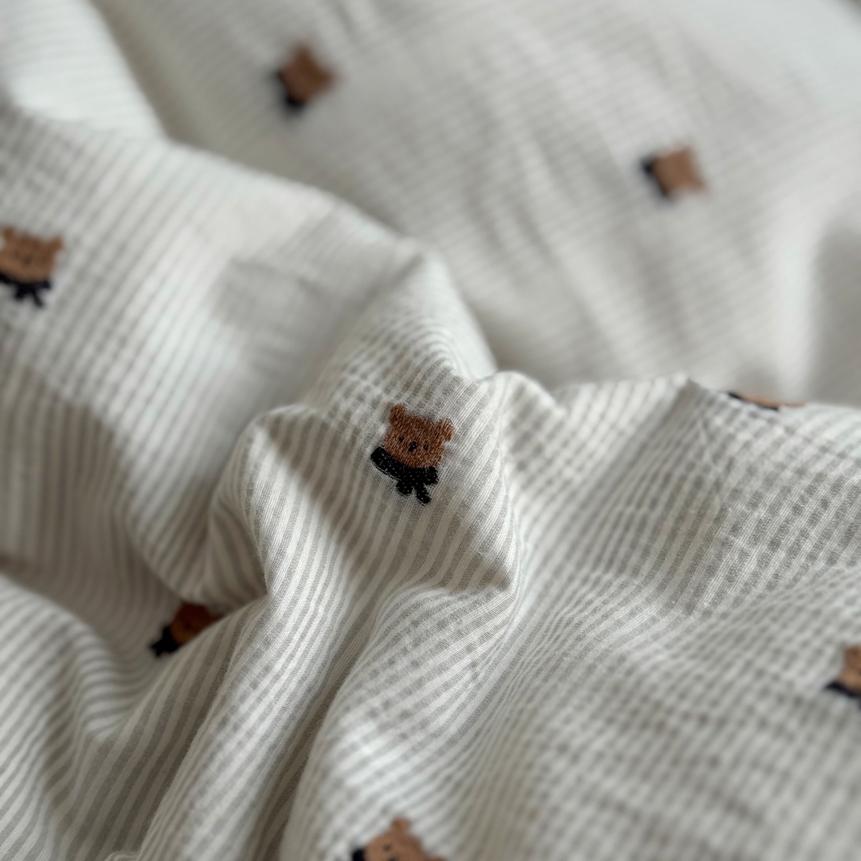 91家纺网 家纺一手货源 找家纺 田野 2026新款全棉水洗提花贝壳边四件套 围巾熊