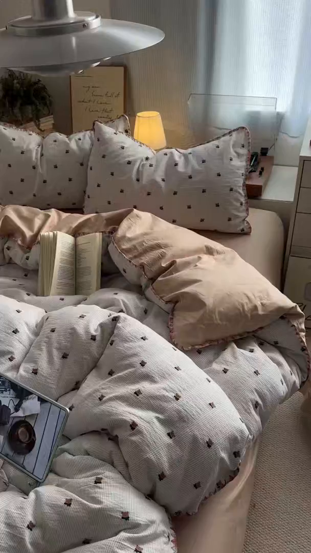 91家纺网 家纺一手货源 找家纺 田野 2026新款全棉水洗提花贝壳边四件套 围巾熊