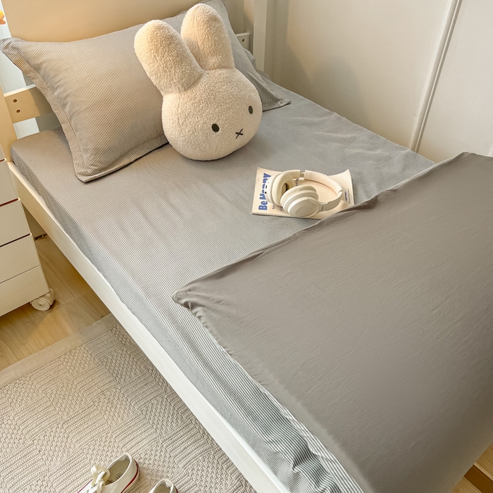 91家纺网 家纺一手货源 找家纺 缦绣阁家纺 2026新款亲肤水洗棉舒适学生上下铺床垫套床笠床罩宿舍专用 垫套-条纹浅灰