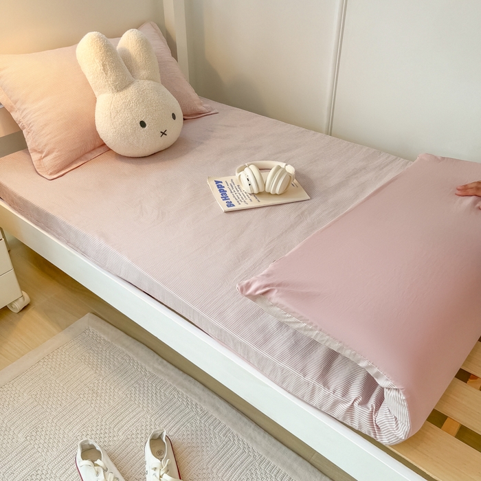 91家纺网 家纺一手货源 找家纺 缦绣阁家纺 2026新款亲肤水洗棉舒适学生上下铺床垫套床笠床罩宿舍专用 垫套-条纹浅粉