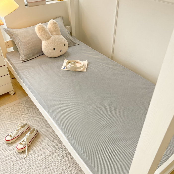 91家纺网 家纺一手货源 找家纺 缦绣阁家纺 2026新款亲肤水洗棉舒适学生上下铺床垫套床笠床罩宿舍专用 垫套-条纹浅灰