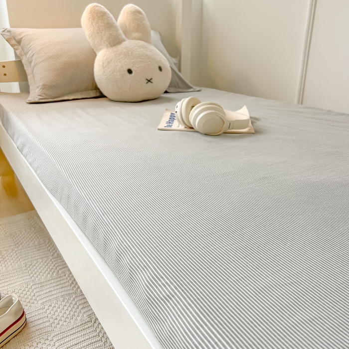 91家纺网 家纺一手货源 找家纺 缦绣阁家纺 2026新款亲肤水洗棉舒适学生上下铺床垫套床笠床罩宿舍专用 垫套-条纹浅灰