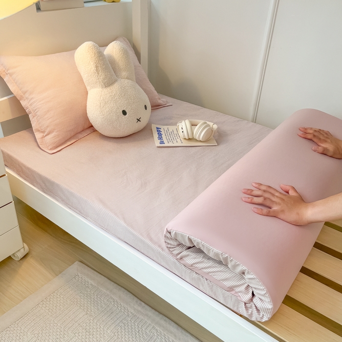 91家纺网 家纺一手货源 找家纺 缦绣阁家纺 2026新款亲肤水洗棉舒适学生上下铺床垫套床笠床罩宿舍专用 垫套-条纹浅粉