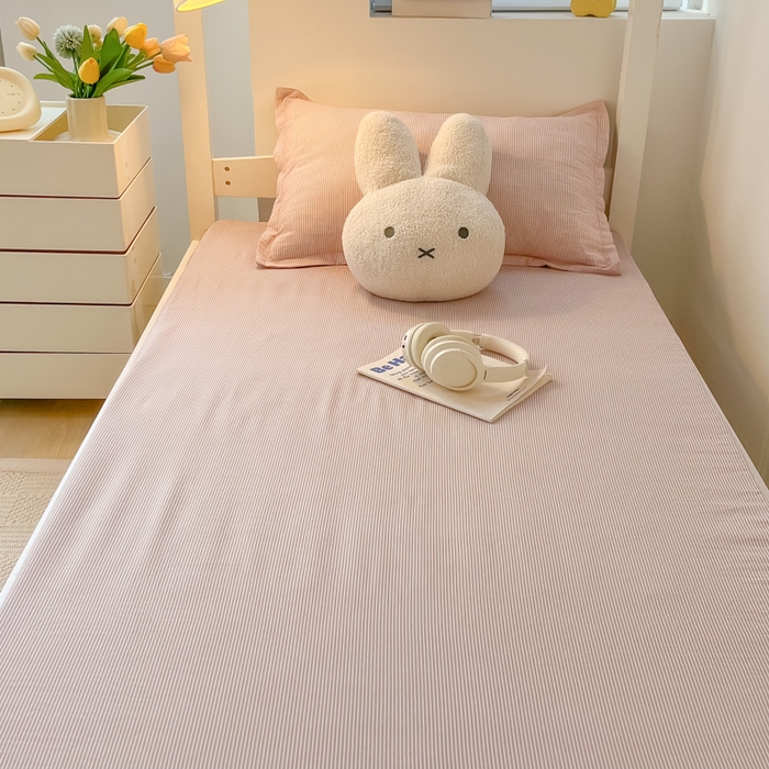 91家纺网 家纺一手货源 找家纺 缦绣阁家纺 2026新款亲肤水洗棉舒适学生上下铺床垫套床笠床罩宿舍专用 垫套-条纹浅粉