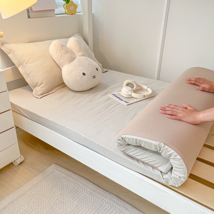 91家纺网 家纺一手货源 找家纺 缦绣阁家纺 2026新款亲肤水洗棉舒适学生上下铺床垫套床笠床罩宿舍专用 垫套-条纹浅咖