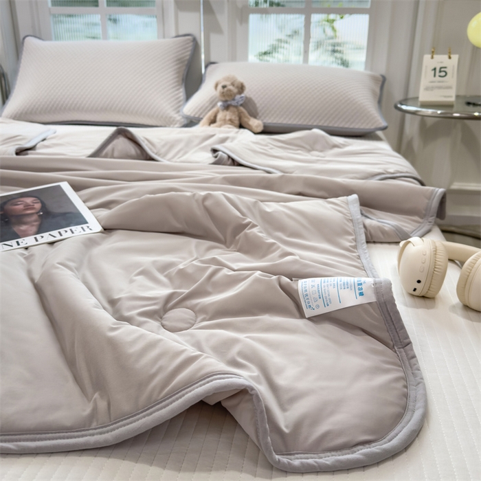 91家纺网 家纺一手货源 找家纺 乐家欣 2026新款凉感丝夏被系列 凉感夏被-浅灰