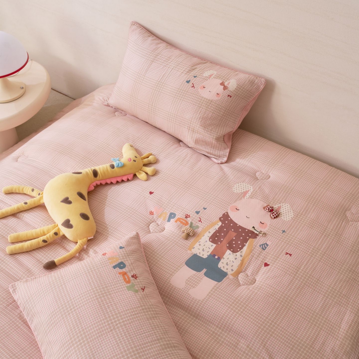 91家纺网 家纺一手货源 找家纺 久典家居 2026新款A类全棉双层纱数码定位花型春秋被夏被 可爱兔