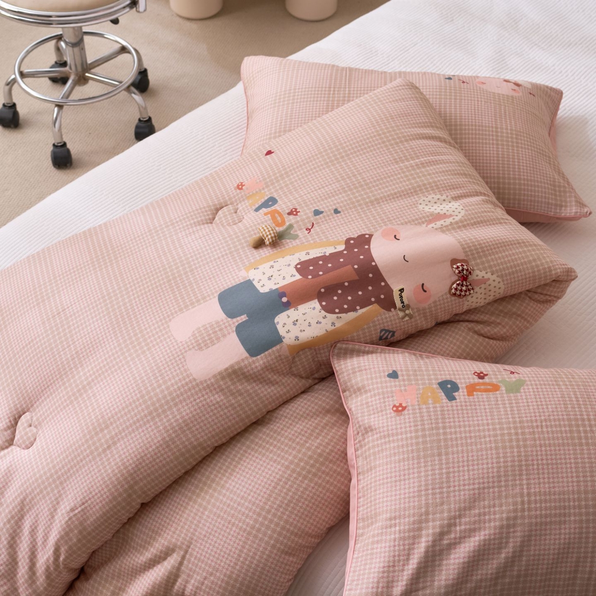 91家纺网 家纺一手货源 找家纺 久典家居 2026新款A类全棉双层纱数码定位花型春秋被夏被 可爱兔