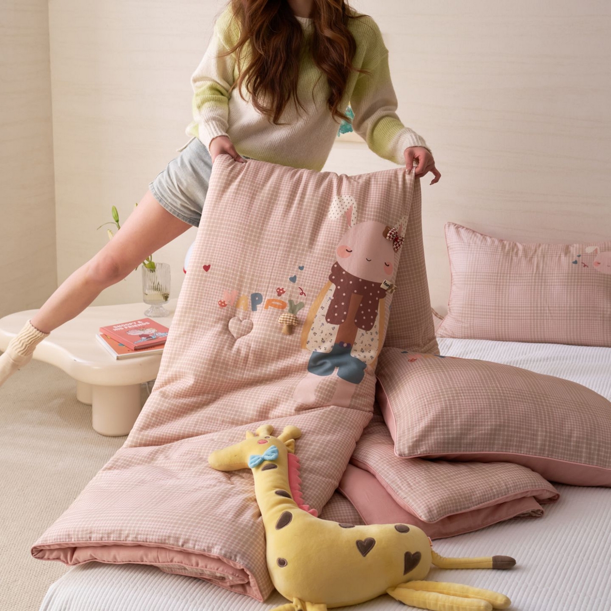 91家纺网 家纺一手货源 找家纺 久典家居 2026新款A类全棉双层纱数码定位花型春秋被夏被 可爱兔