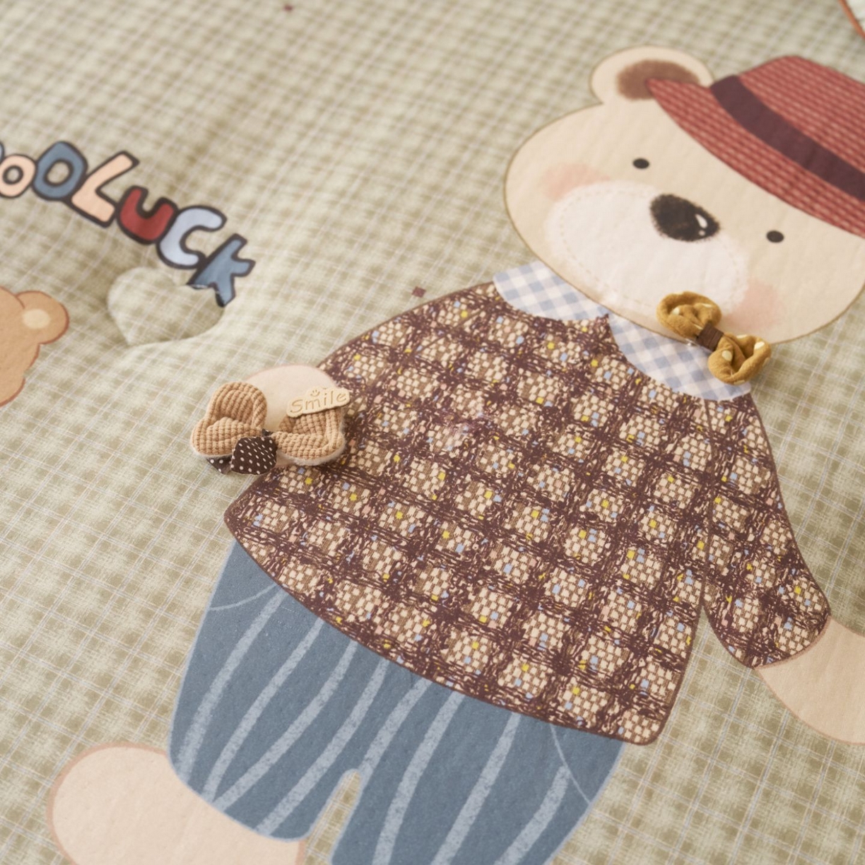 91家纺网 家纺一手货源 找家纺 久典家居 2026新款A类全棉双层纱数码定位花型春秋被夏被 胖胖熊