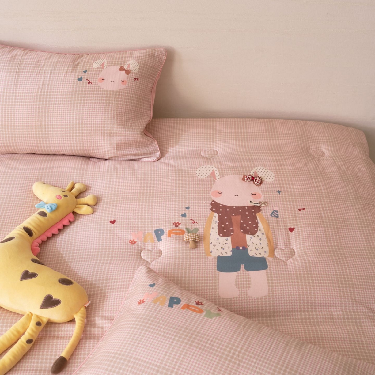 91家纺网 家纺一手货源 找家纺 久典家居 2026新款A类全棉双层纱数码定位花型春秋被夏被 可爱兔