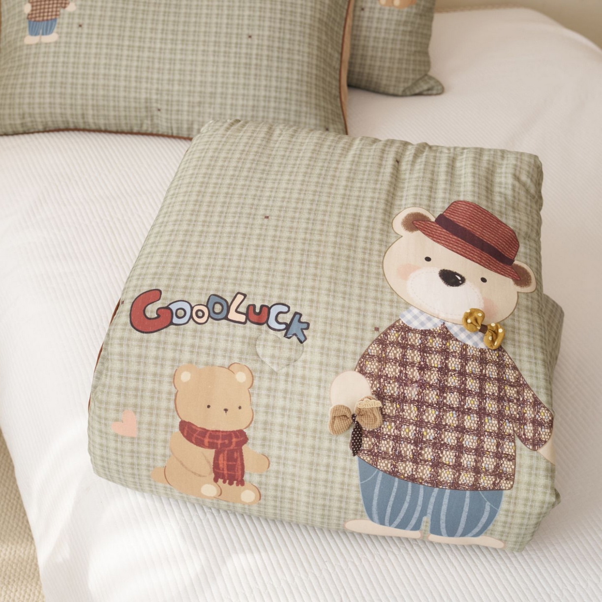 91家纺网 家纺一手货源 找家纺 久典家居 2026新款A类全棉双层纱数码定位花型春秋被夏被 胖胖熊