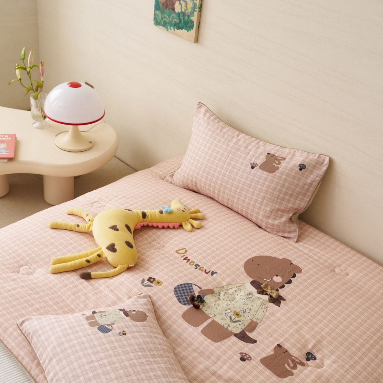 91家纺网 家纺一手货源 找家纺 久典家居 2026新款A类全棉双层纱数码定位花型春秋被夏被 小恐龙