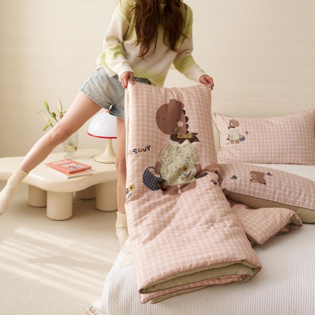 91家纺网 家纺一手货源 找家纺 久典家居 2026新款A类全棉双层纱数码定位花型春秋被夏被 小恐龙