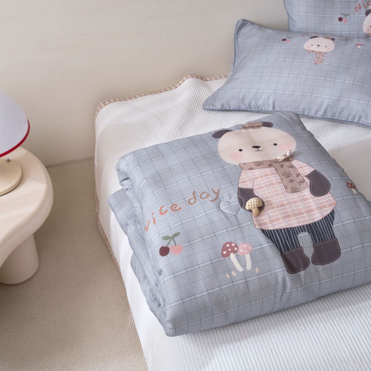 91家纺网 家纺一手货源 找家纺 久典家居 2026新款A类全棉双层纱数码定位花型春秋被夏被 小熊猫