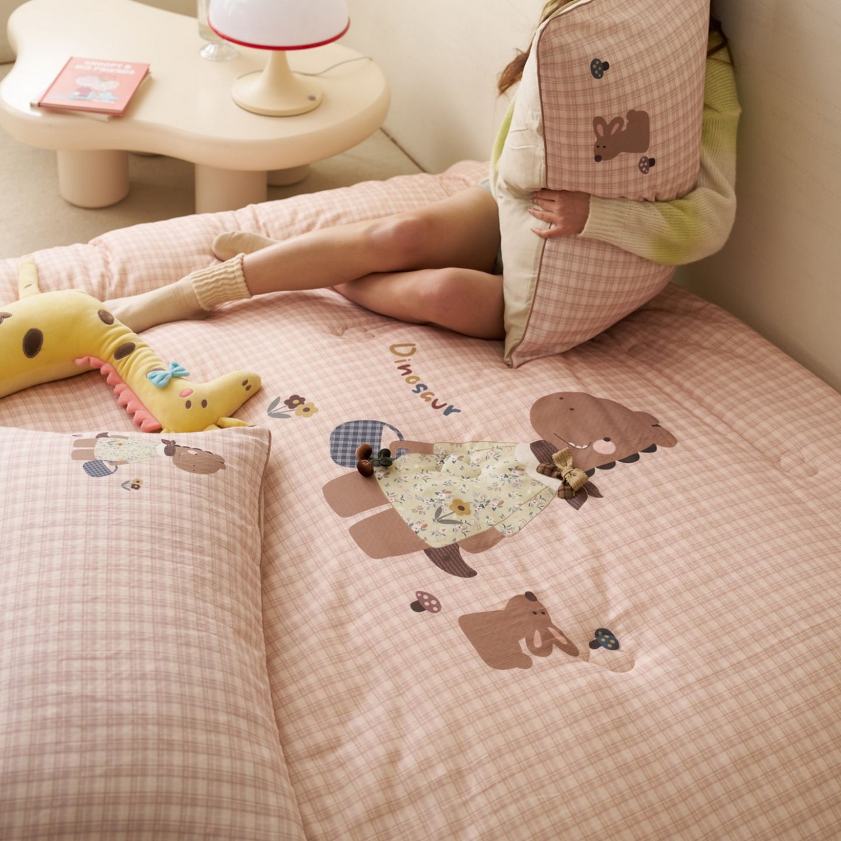 91家纺网 家纺一手货源 找家纺 久典家居 2026新款A类全棉双层纱数码定位花型春秋被夏被 小恐龙