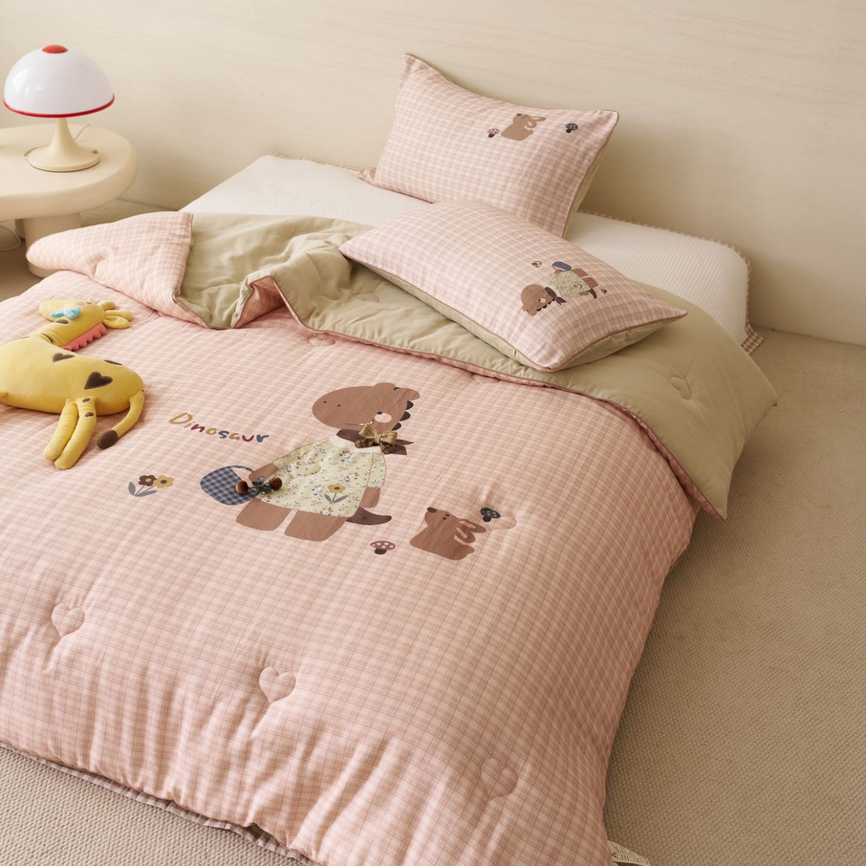 91家纺网 家纺一手货源 找家纺 久典家居 2026新款A类全棉双层纱数码定位花型春秋被夏被 小恐龙