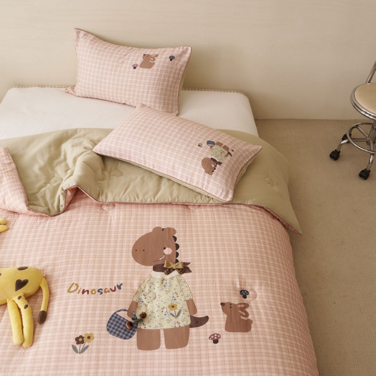 91家纺网 家纺一手货源 找家纺 久典家居 2026新款A类全棉双层纱数码定位花型春秋被夏被 小恐龙