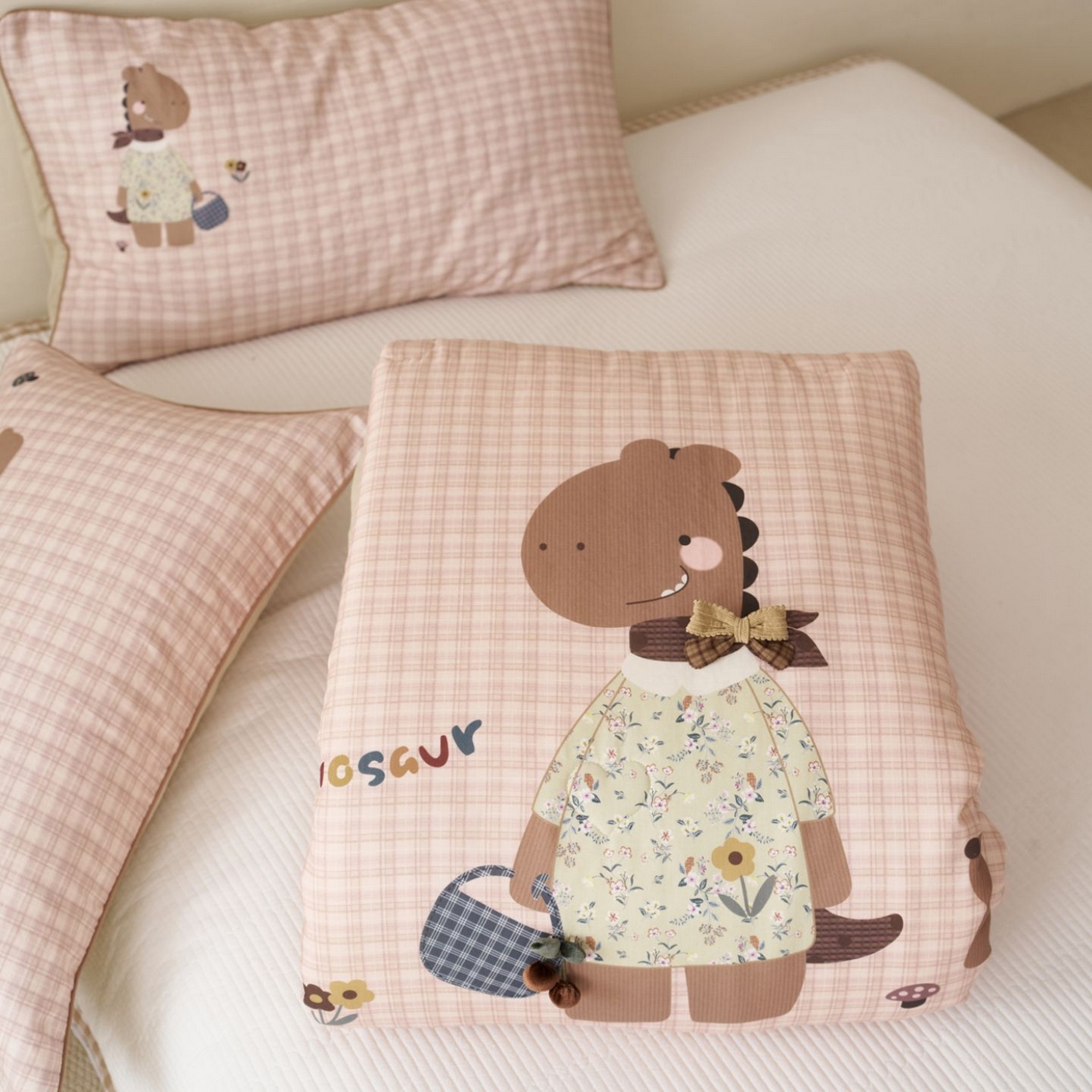 91家纺网 家纺一手货源 找家纺 久典家居 2026新款A类全棉双层纱数码定位花型春秋被夏被 小恐龙