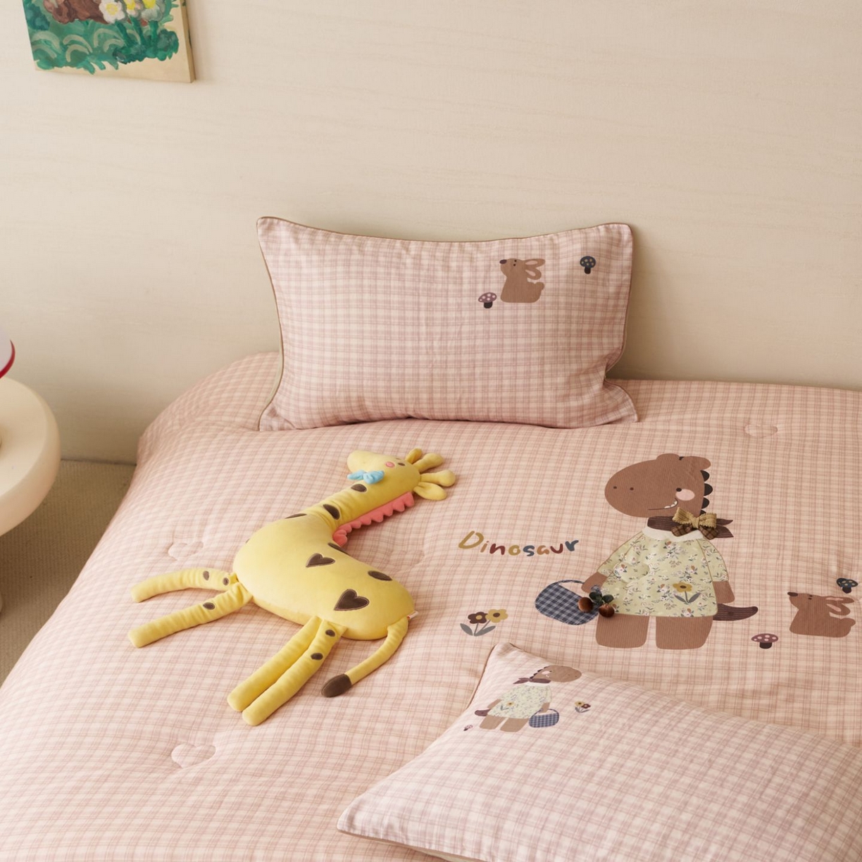 91家纺网 家纺一手货源 找家纺 久典家居 2026新款A类全棉双层纱数码定位花型春秋被夏被 小恐龙