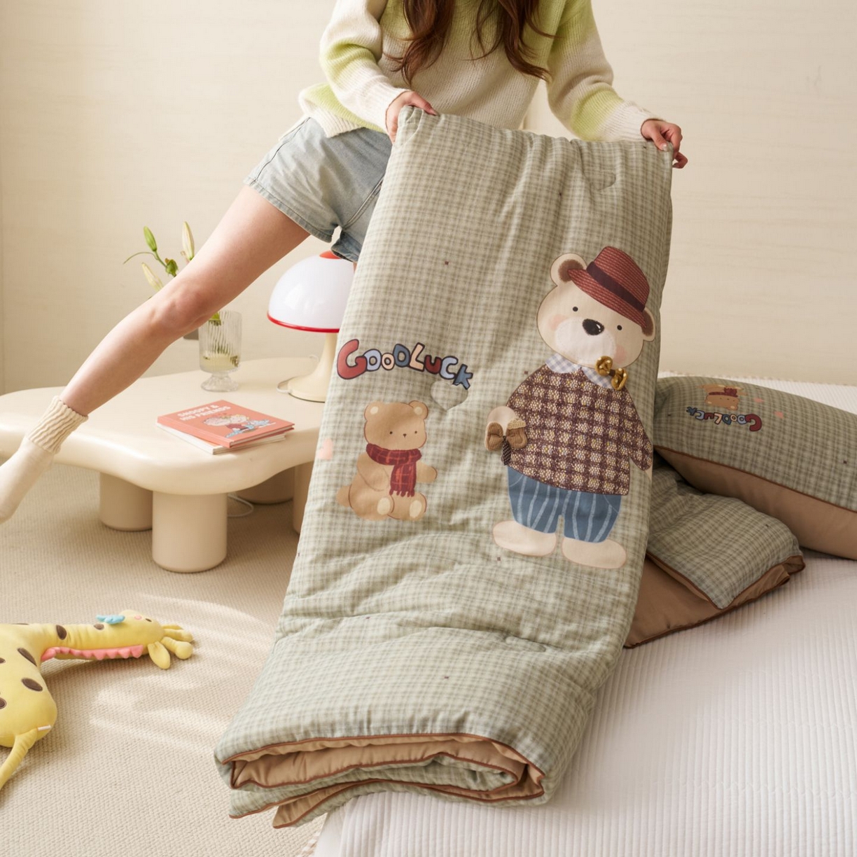 91家纺网 家纺一手货源 找家纺 久典家居 2026新款A类全棉双层纱数码定位花型春秋被夏被 胖胖熊