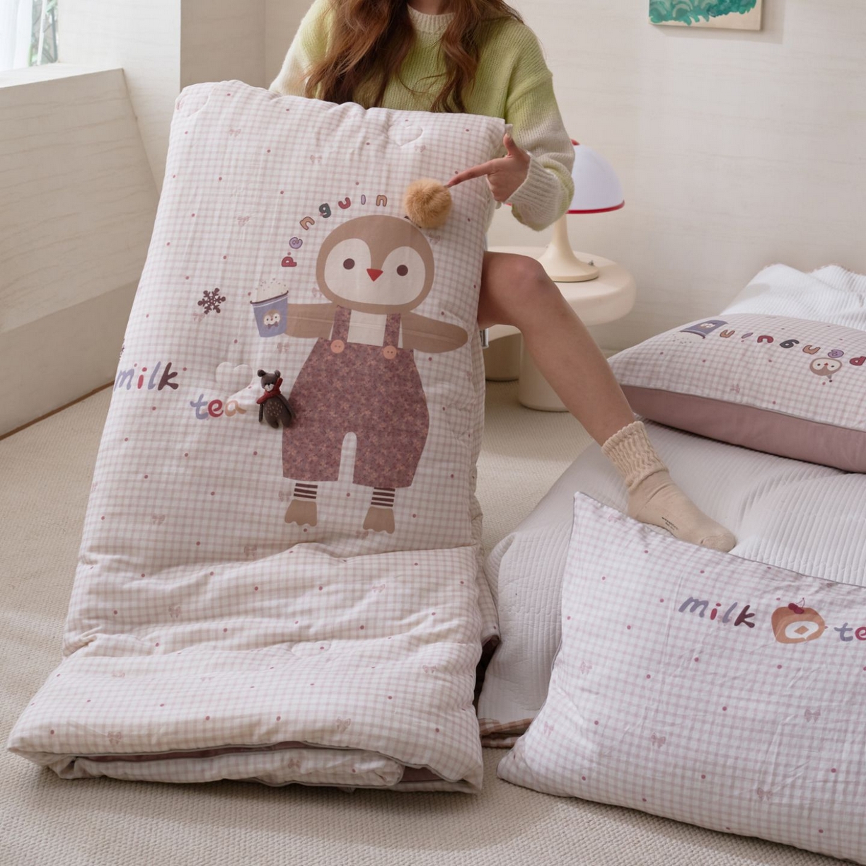 91家纺网 家纺一手货源 找家纺 久典家居 2026新款A类全棉双层纱数码定位花型春秋被夏被 小企鹅