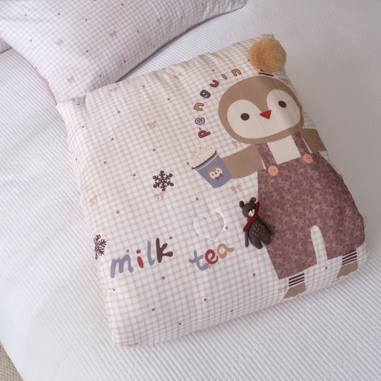 91家纺网 家纺一手货源 找家纺 久典家居 2026新款A类全棉双层纱数码定位花型春秋被夏被 小企鹅