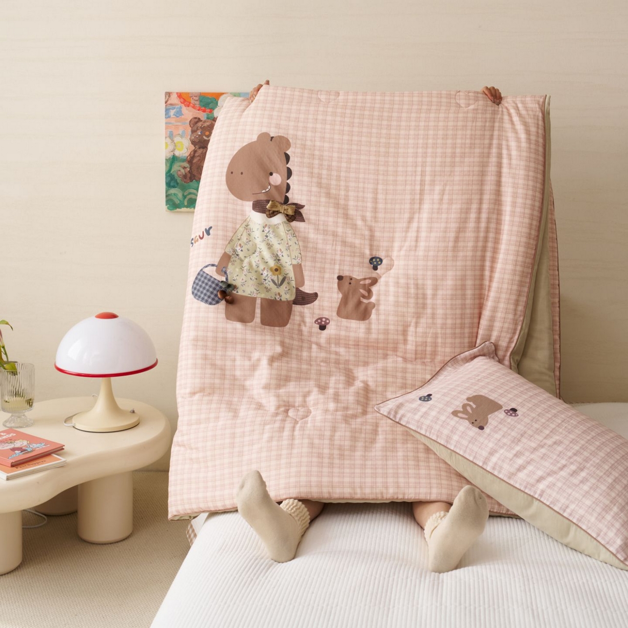 91家纺网 家纺一手货源 找家纺 久典家居 2026新款A类全棉双层纱数码定位花型春秋被夏被 小恐龙