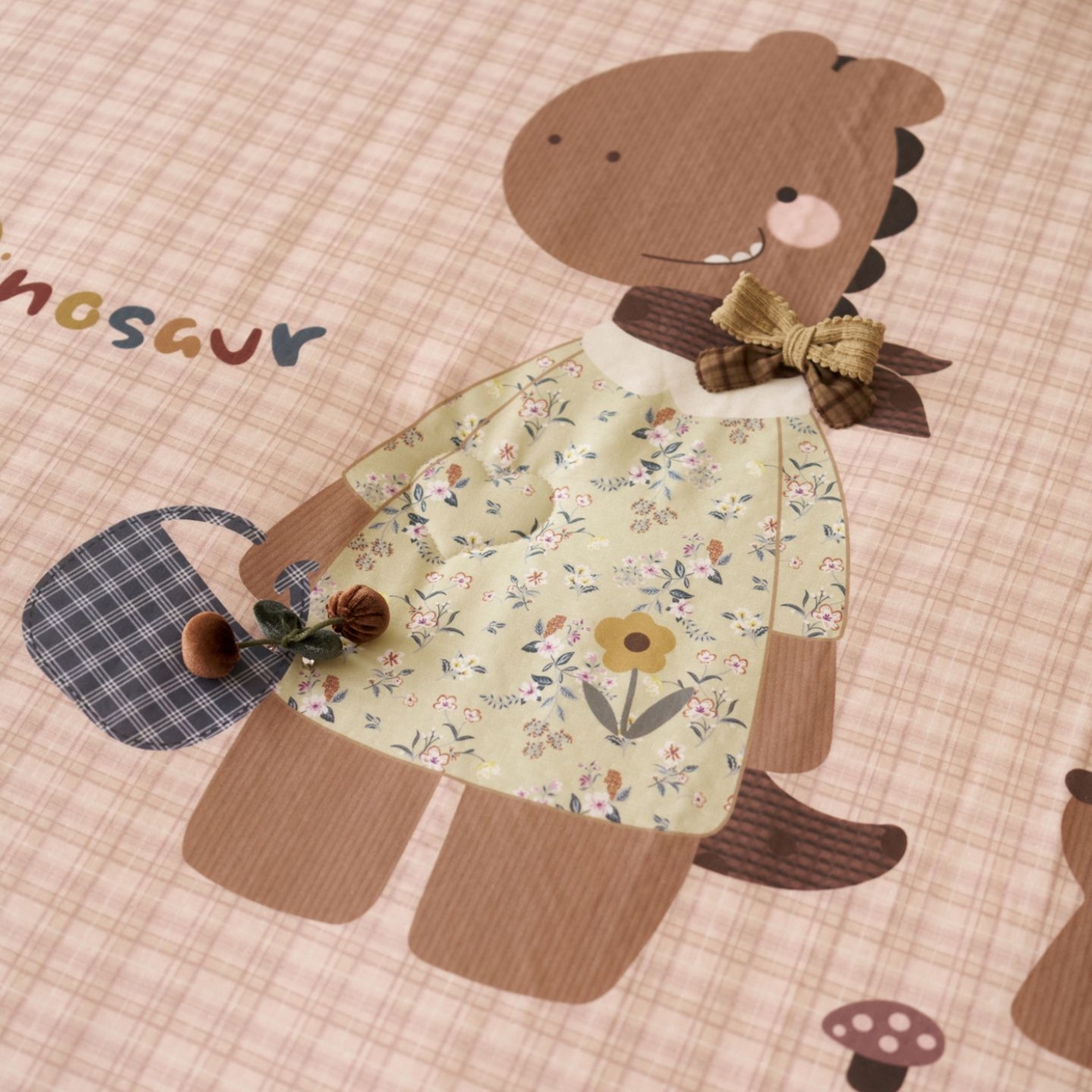 91家纺网 家纺一手货源 找家纺 久典家居 2026新款A类全棉双层纱数码定位花型春秋被夏被 小恐龙