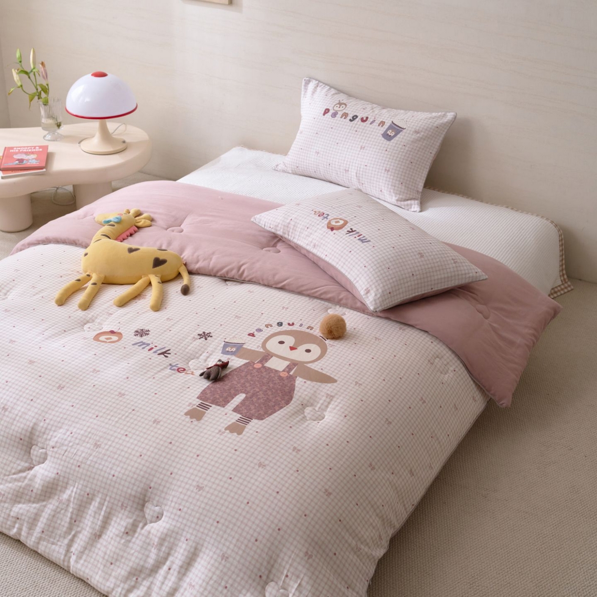 91家纺网 家纺一手货源 找家纺 久典家居 2026新款A类全棉双层纱数码定位花型春秋被夏被 小企鹅