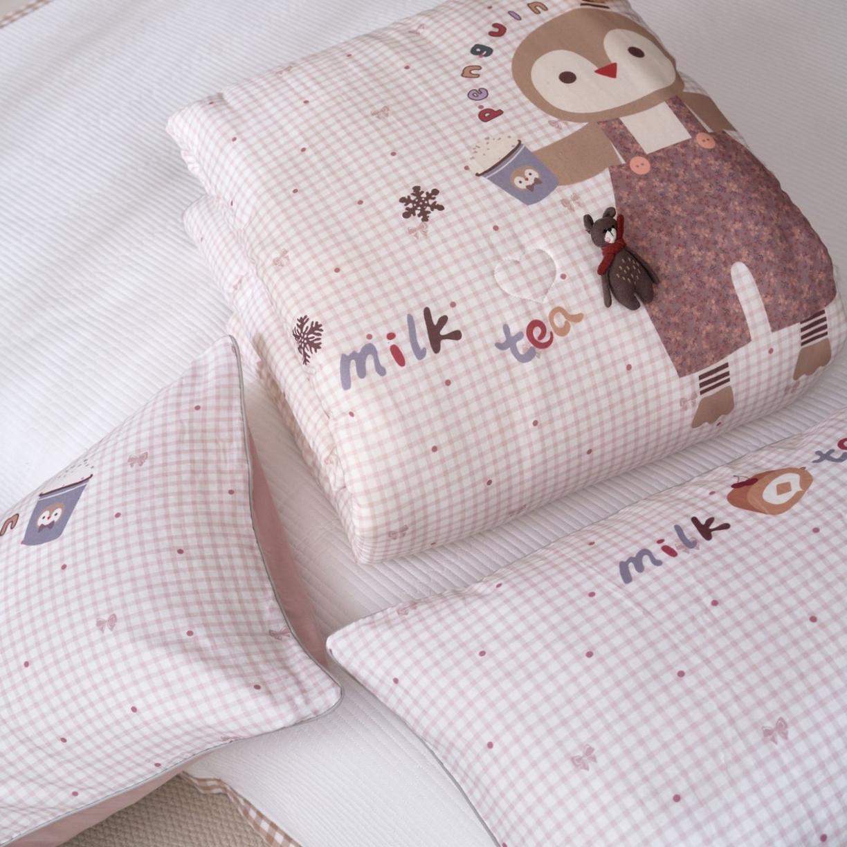 91家纺网 家纺一手货源 找家纺 久典家居 2026新款A类全棉双层纱数码定位花型春秋被夏被 小企鹅