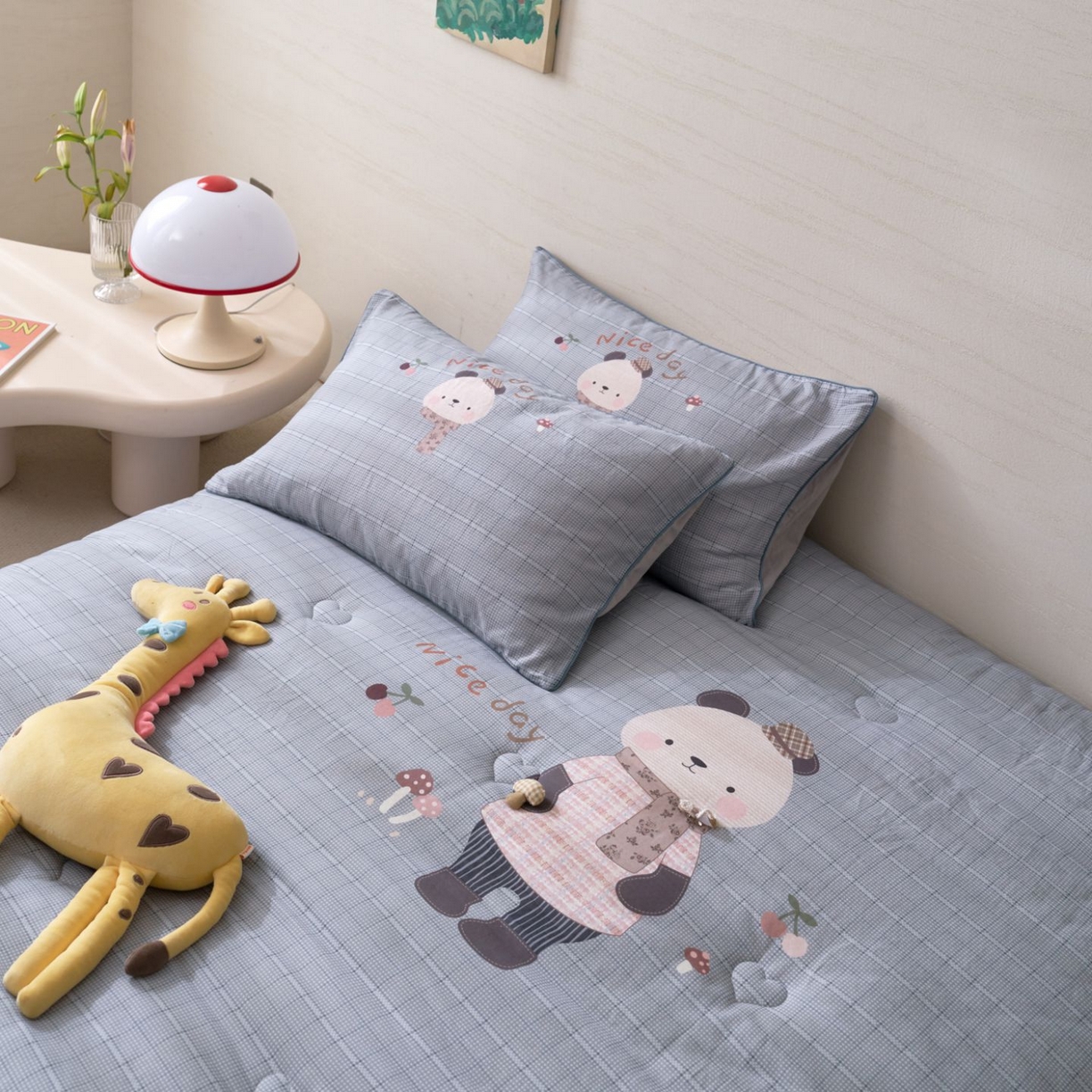 91家纺网 家纺一手货源 找家纺 久典家居 2026新款A类全棉双层纱数码定位花型春秋被夏被 小熊猫