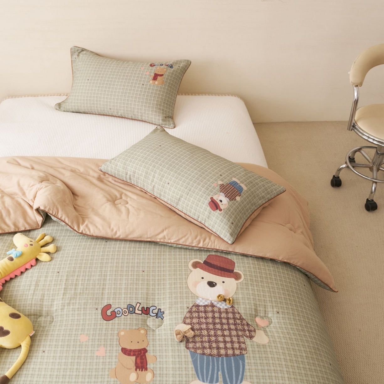 91家纺网 家纺一手货源 找家纺 久典家居 2026新款A类全棉双层纱数码定位花型春秋被夏被 胖胖熊