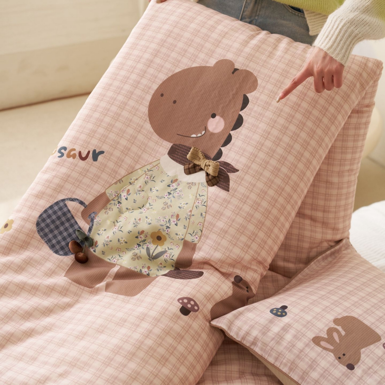 91家纺网 家纺一手货源 找家纺 久典家居 2026新款A类全棉双层纱数码定位花型春秋被夏被 小恐龙