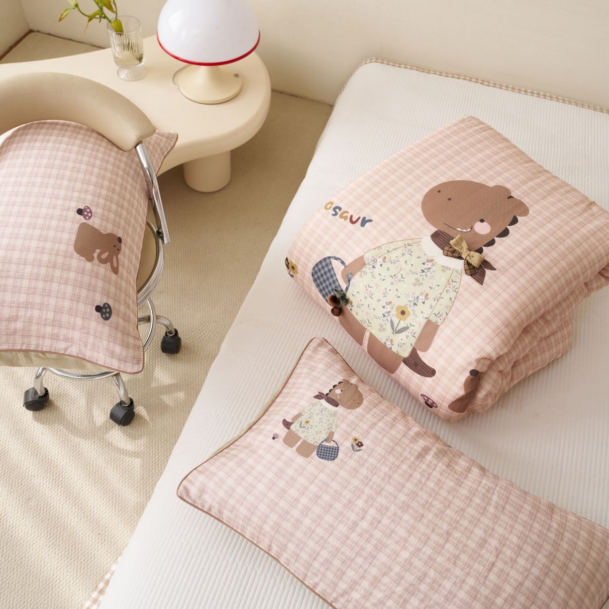 91家纺网 家纺一手货源 找家纺 久典家居 2026新款A类全棉双层纱数码定位花型春秋被夏被 小恐龙