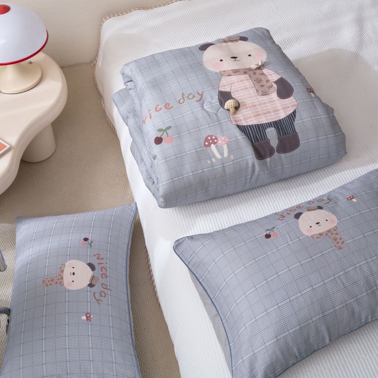 91家纺网 家纺一手货源 找家纺 久典家居 2026新款A类全棉双层纱数码定位花型春秋被夏被 小熊猫