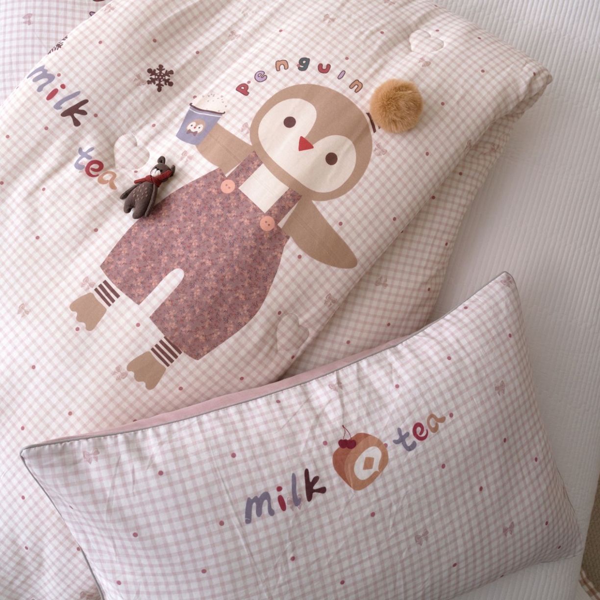 91家纺网 家纺一手货源 找家纺 久典家居 2026新款A类全棉双层纱数码定位花型春秋被夏被 小企鹅